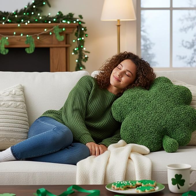 Geelin 16'' St Patrick's Day Pillow Large Green Shamrock Shaped Plush Soft Throw Pillows Fur Stuffed Four Leaf Irish Clover Cushion Saint Patrick's Day Decoration for Irish Couch Sofa Bedroom Decor