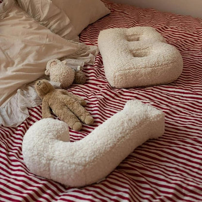 Letter Pillow English Letter Plush Pillow Cozy Lambswool Initial Throw Pillow Alphabets Letter Decorative Cushion Comforting Huggable Stuffed Cushion for Bedroom Sofa（15.7 * 13.8 * 3.9 in）