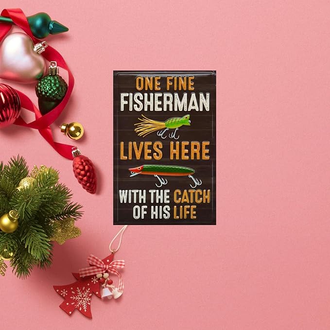 Vintage-Sign Rustic-Poster Wall-Art Fishing-Lovers, One Fine Fisherman Lives Here, Funny Decor Gift Plaque for Home Farm Fence Bathroom Bedroom 8 X 12 Inch