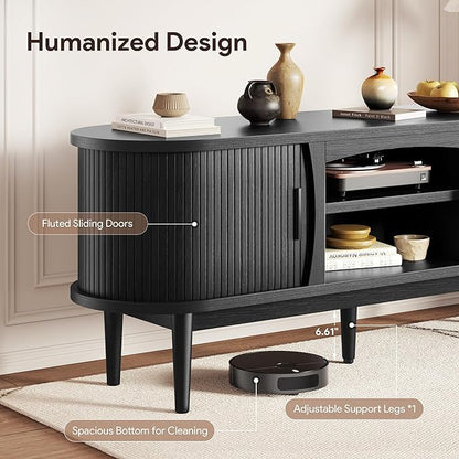 Decofy Mid Century TV Stand for TVs up to 65 Inches, Entertainment Center with Storage, Power Outlet, Fluted Sliding Doors & Adjustable Shelves, Modern Media TV Console Table for Living Room (Black)