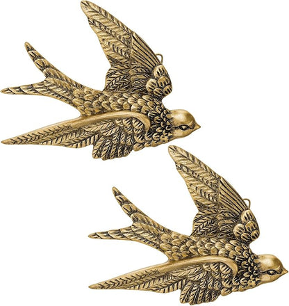 2 Pcs Vintage Bird Wall Sculpture Decor Art 6.7 Inch Antique 3D Sculpted Hanging Bird Resin Wall Art Golden Brass Floating Ornament for Living Room Garden Outdoor, Gifts for Couples Housewarming